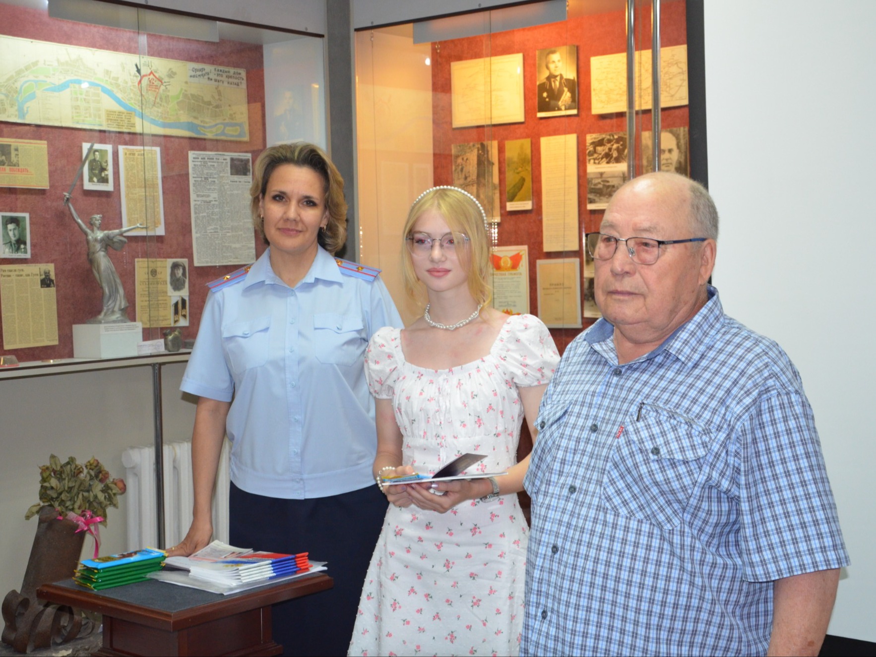 Полицейские Рубцовска в преддверии Дня России вручили первые паспорта юным гражданам.