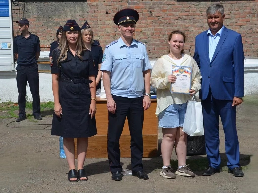 Безопасные каникулы и знакомство с профессией: в Рубцовске полицейские провели масштабное мероприятие для школьников.