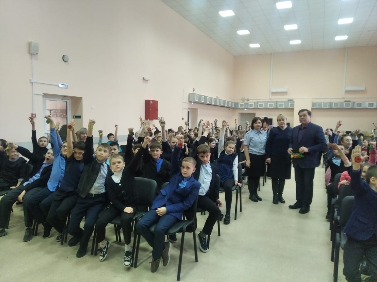 В Егорьевской школе сотрудники Госавтоинспекции провели профилактическое мероприятие «Каждому школьнику — световозвращающий брелок!».
