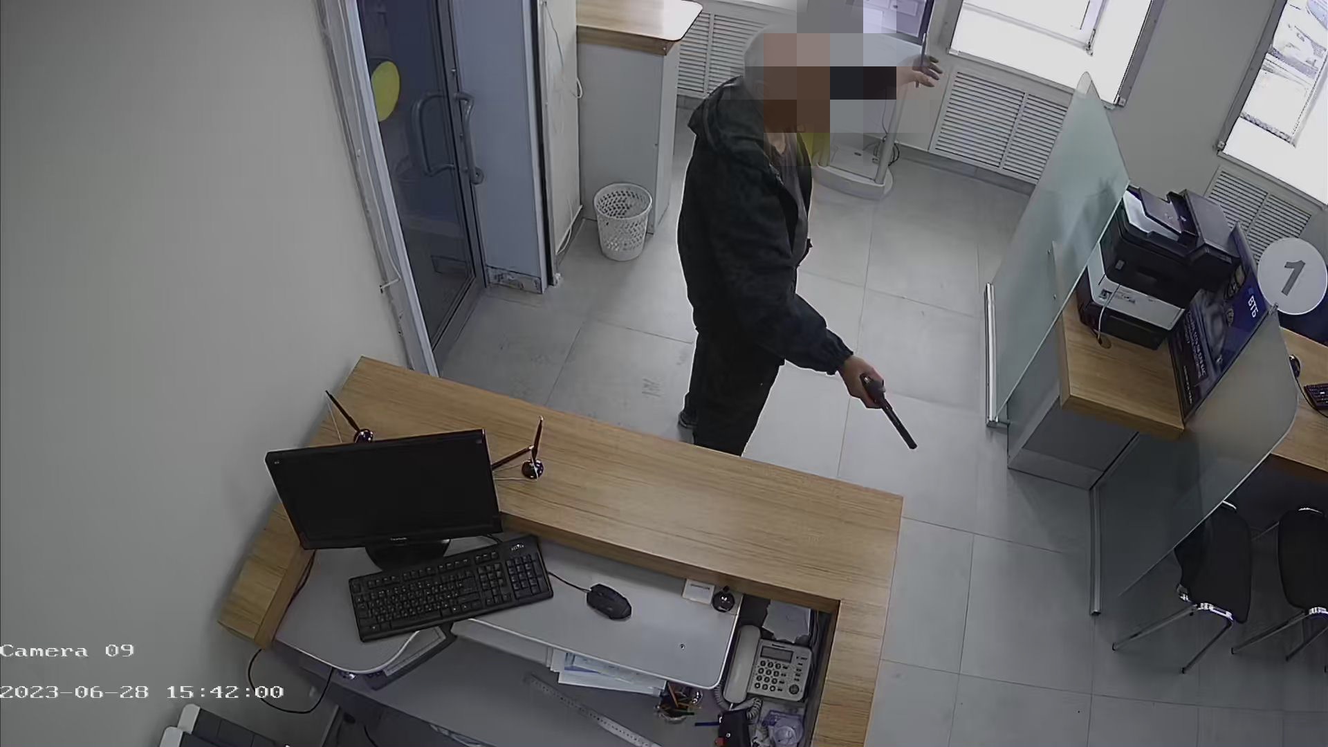 За разбойное нападение на банк в Рубцовске осудят пенсионера, действовавшего по указке аферистов.