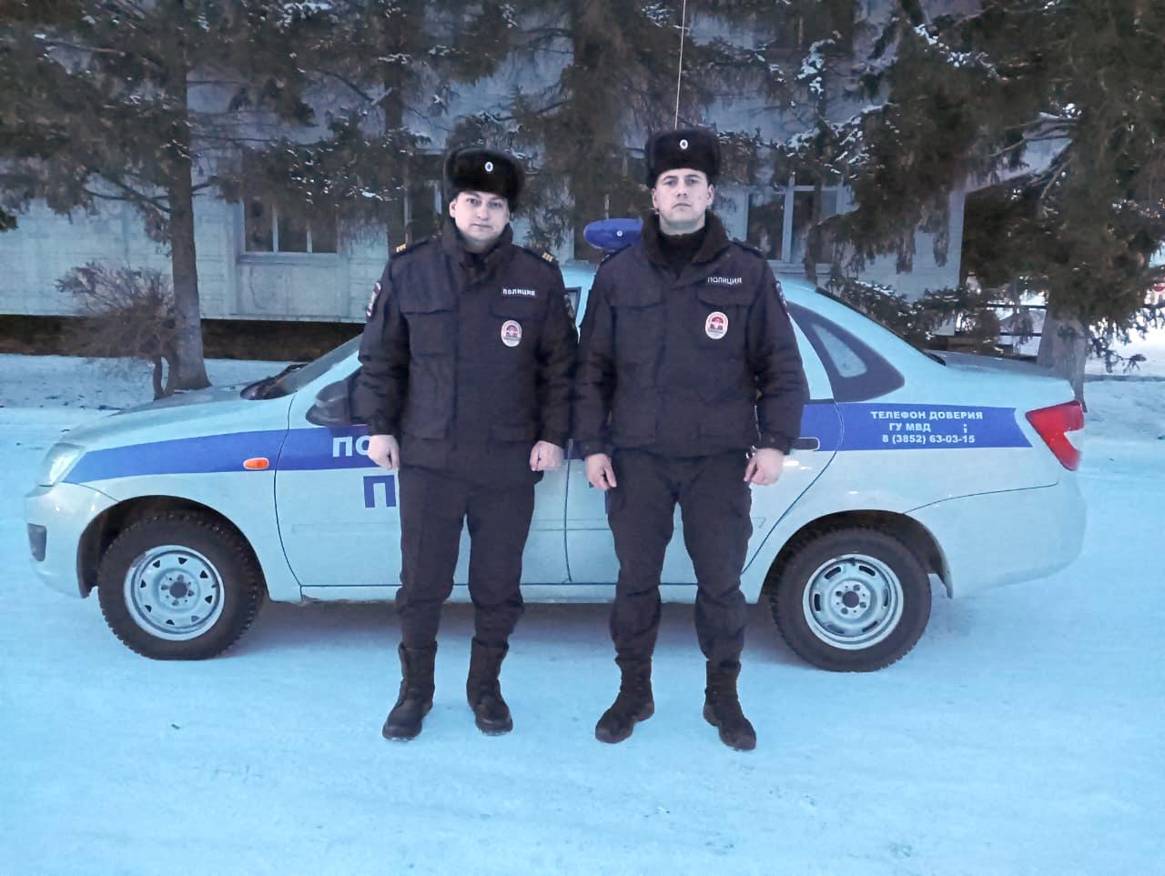 Полицейские Угловского района Владимир Маценко и Дмитрий Лукьянов спасли дом от пожара.