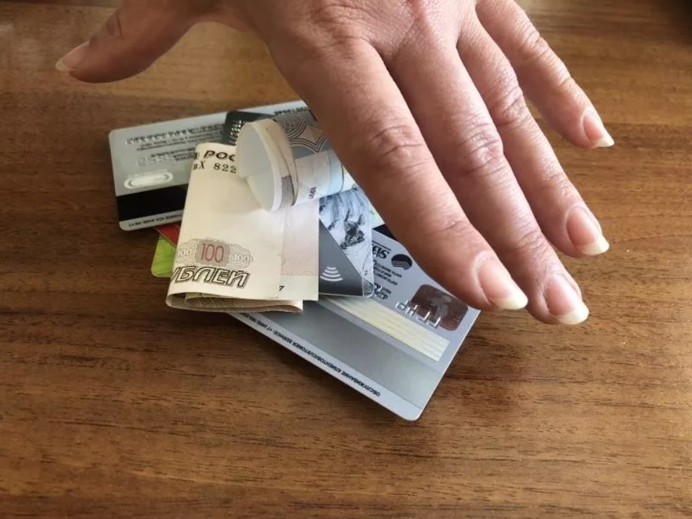 Сотрудники полиции в Рубцовске задержали злоумышленника, похитившего деньги с чужой банковской карты.