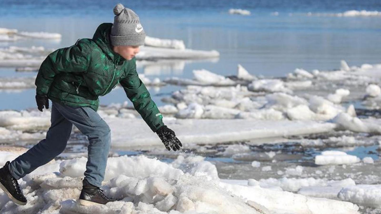Инспекторы ГИМС рекомендуют родителям уделить особое внимание безопасности детей на льду.