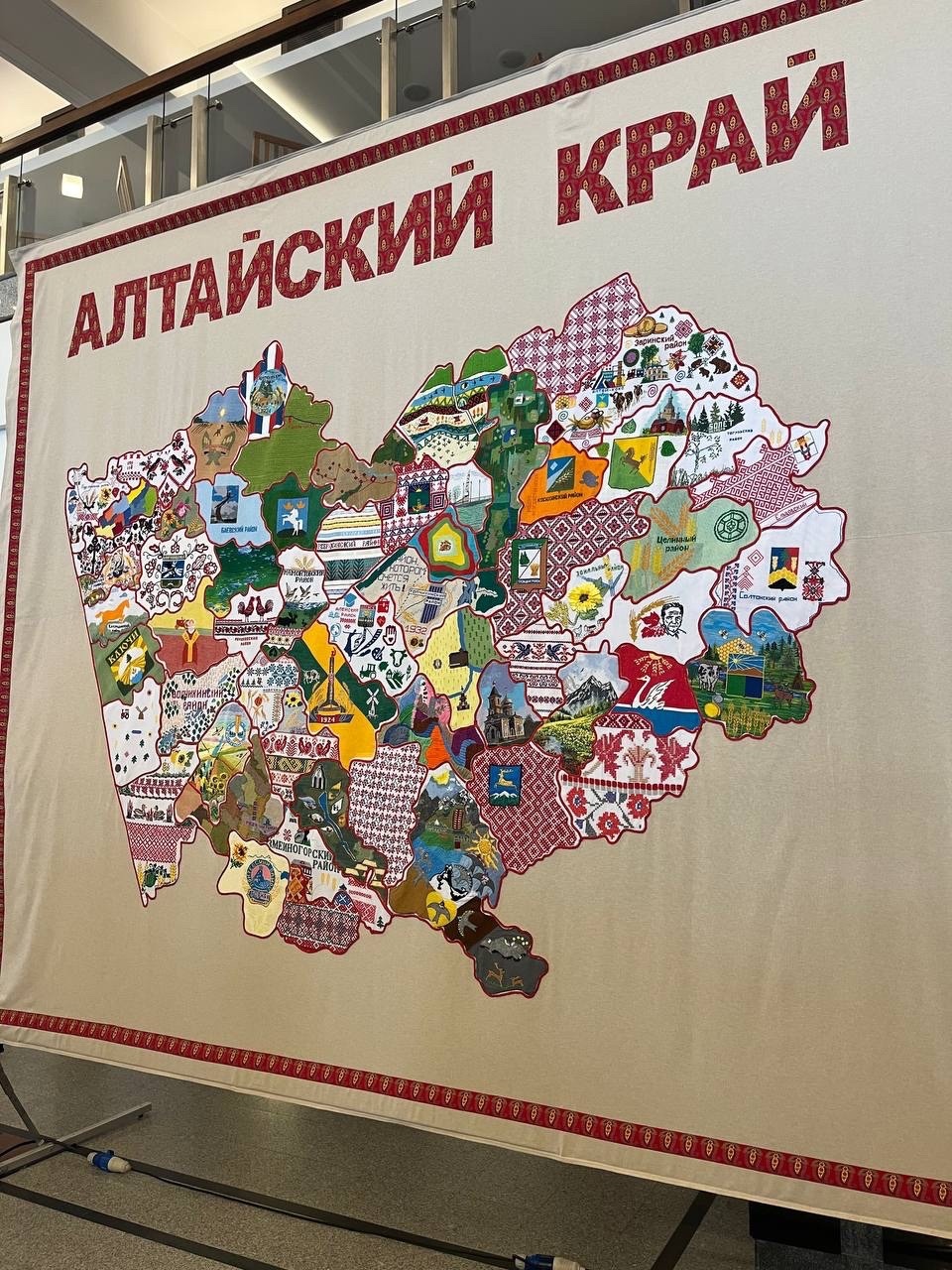 Вышитая карта Алтайского края.