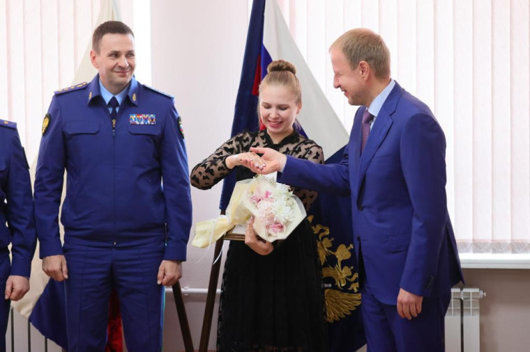 Заместитель Генерального прокурора России Дмитрий Демешин принял участие в открытии детского ледового комплекса, построенного в Алтайском крае в рамках национального проекта.