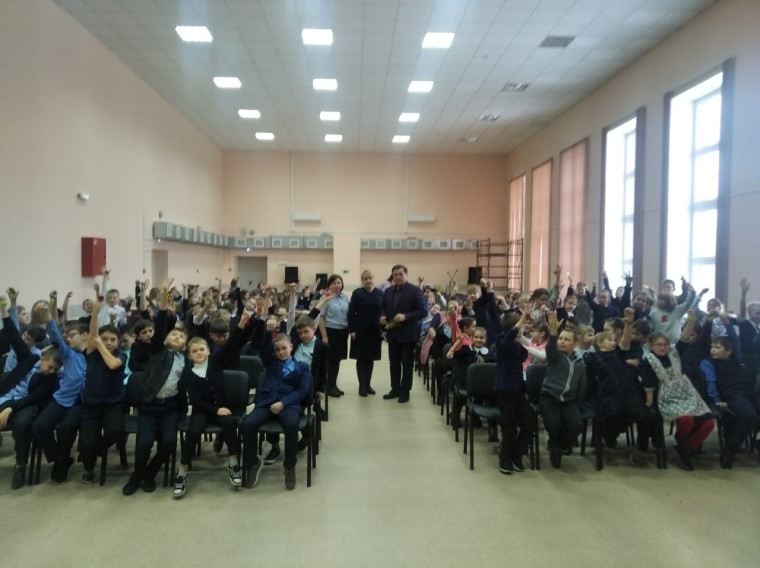 В Егорьевской школе сотрудники Госавтоинспекции провели профилактическое мероприятие «Каждому школьнику — световозвращающий брелок!».