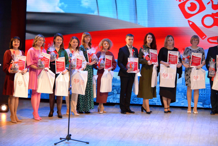 Педагог из Егорьевского района стала абсолютным победителем конкурса «Сердце отдаю детям» в Алтайском крае.