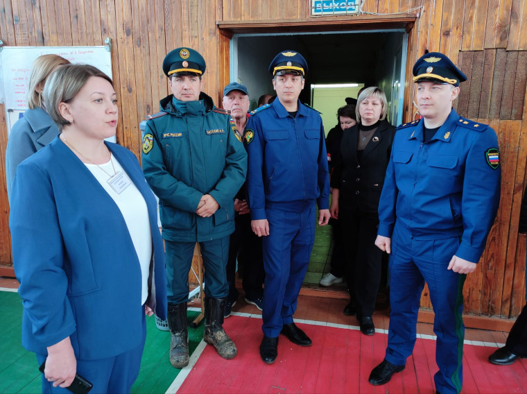 Прокурор Алтайского края Антон Герман оценил состояние гидротехнического сооружения на реке Касмале в Павловском районе.