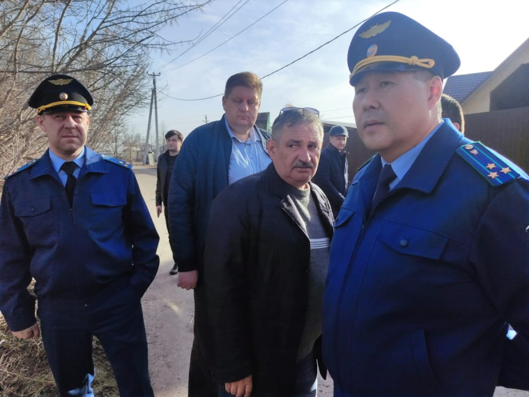 Первый заместитель прокурора Алтайского края Вячеслав Шипиев оценил паводковую ситуацию в пойме реки Барнаулки.