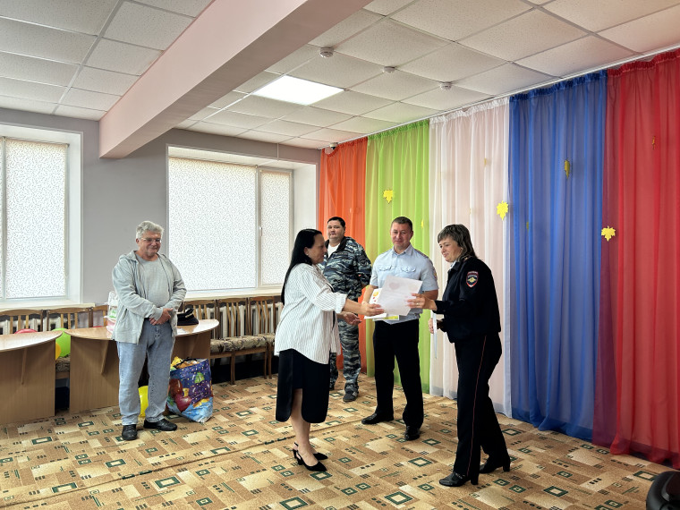 Сотрудники полиции посетили детский дом.
