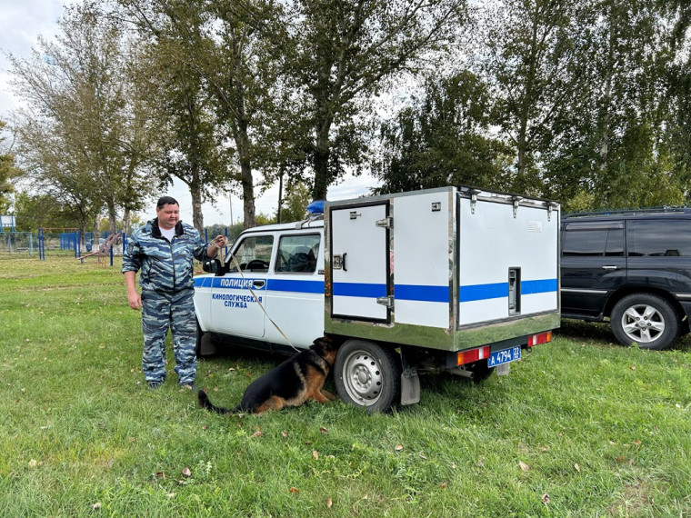 Сотрудники полиции посетили детский дом.