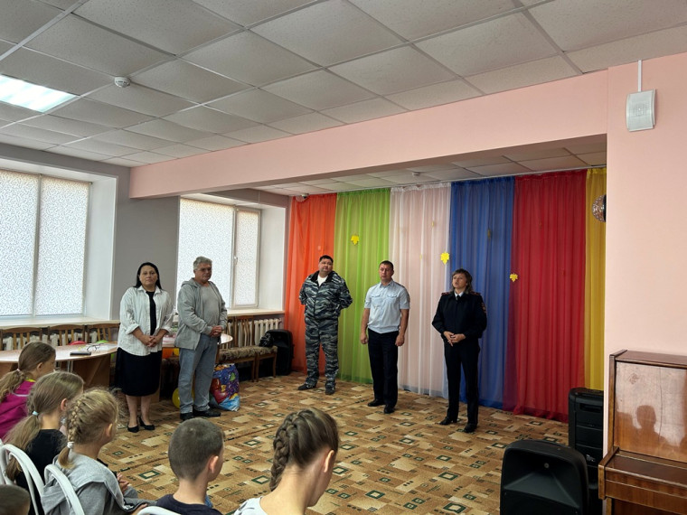 Сотрудники полиции посетили детский дом.